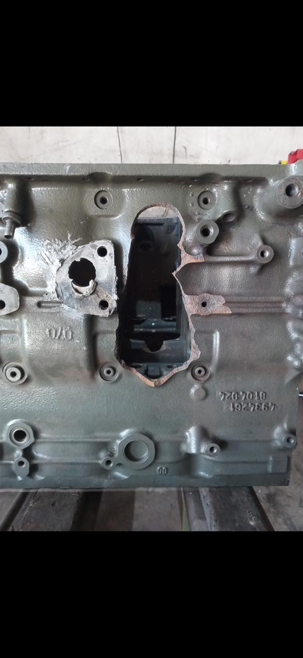 Bloco de motor Cummins com lateral danificada antes da recuperação